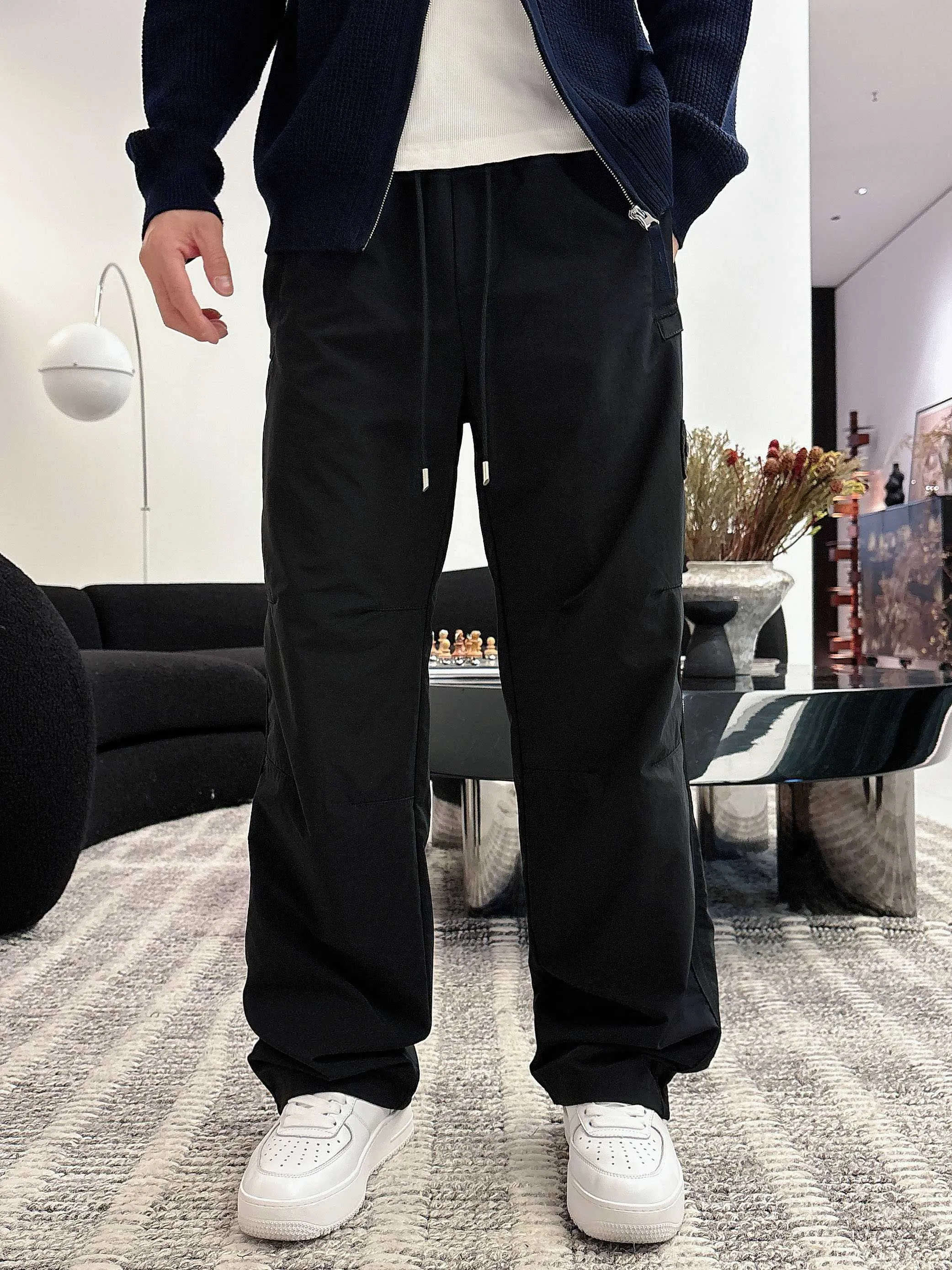P300 𝙉𝙚𝙬⚜️Stone Island》 2025 Autumn and Winter New Casual Pants Brand Classic LOGO Casual Pants Customized fabric with excellent comfort and strong hand touch Highly recognizable Perfect appearance and craftsmanship Color: Black Size: M-3XL